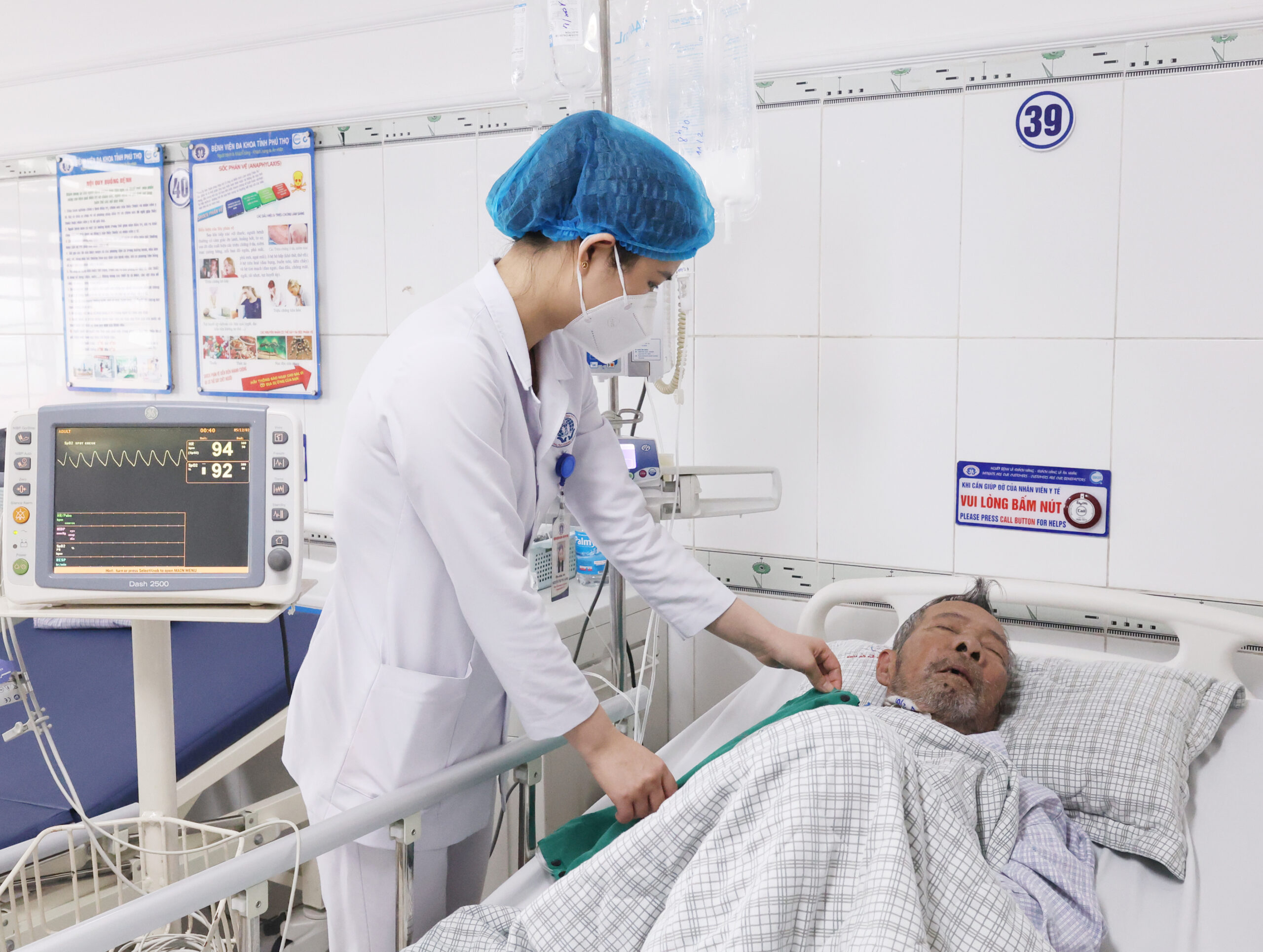 Nữ điều dưỡng trẻ lặng lẽ cống hiến bằng tất cả tấm lòng nhân ái, tinh thần nhiệt huyết và trách nhiệm của mình