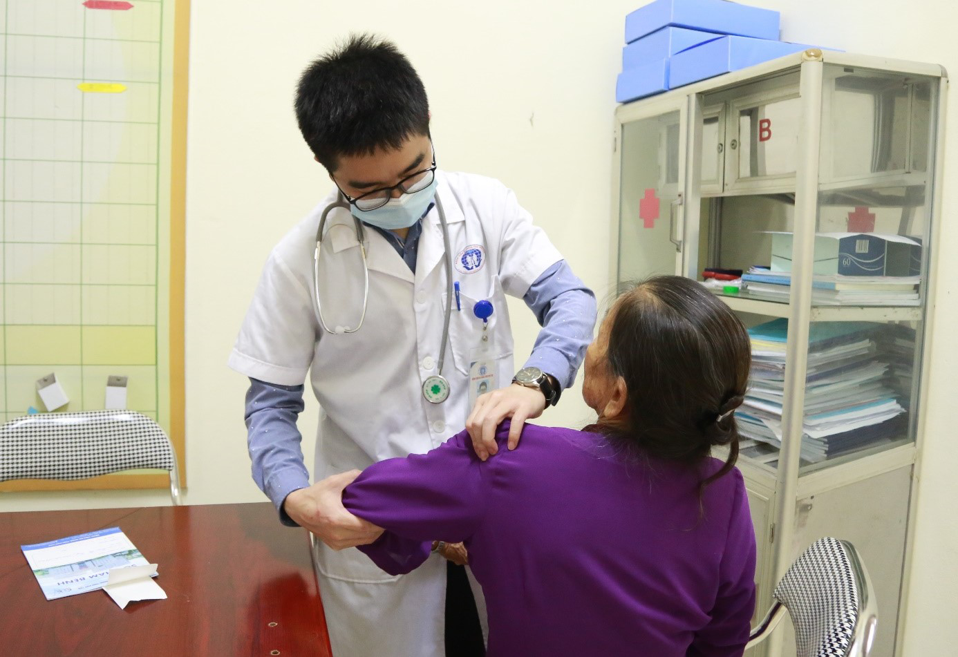 Bác sĩ thăm khám cho người dân