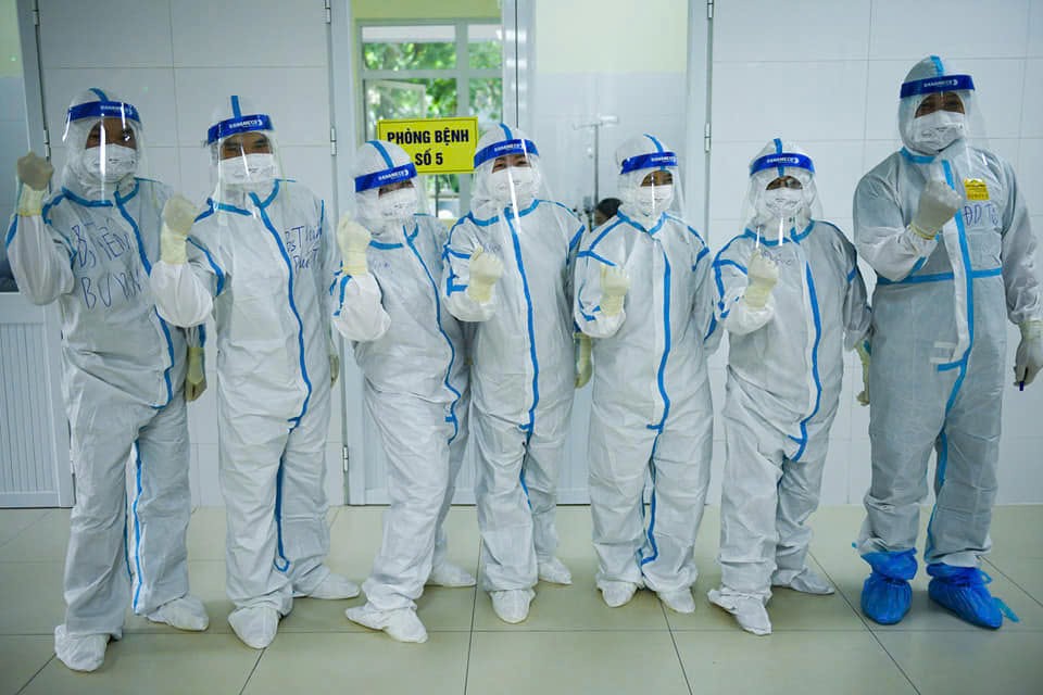 Hình ảnh BSCKII Nguyễn Thị Thanh Lý cùng các cán bộ bệnh viện tại Bệnh viện Dã chiến 2 thời điểm dịch Covid bùng phát