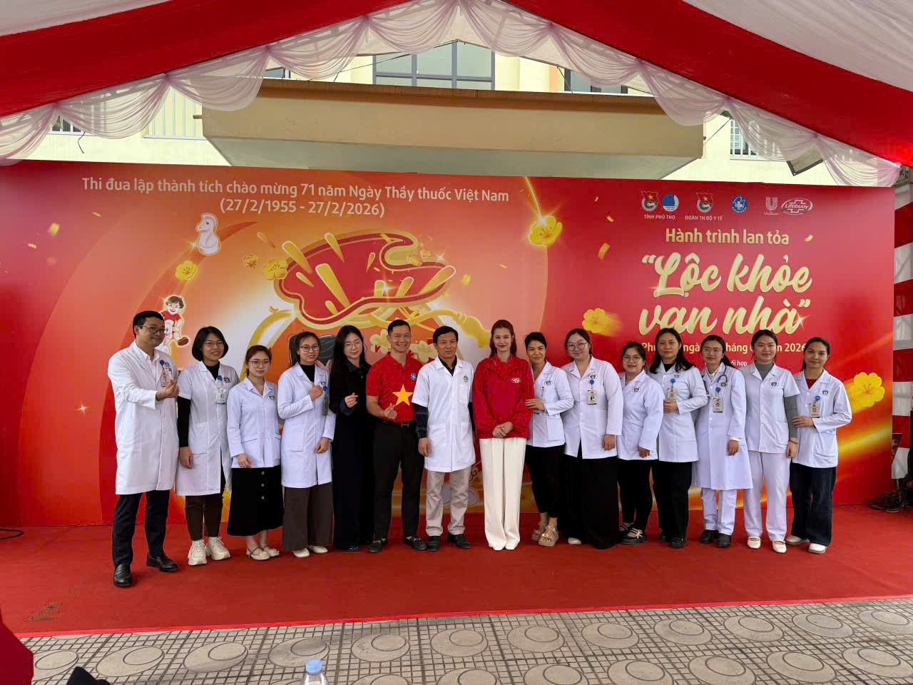 Điều dưỡng Nguyễn Thị Thu Ngân tham gia đoàn khám bệnh miễn phí trong dịp Ngày Thầy thuốc Việt Nam 27/2/2026