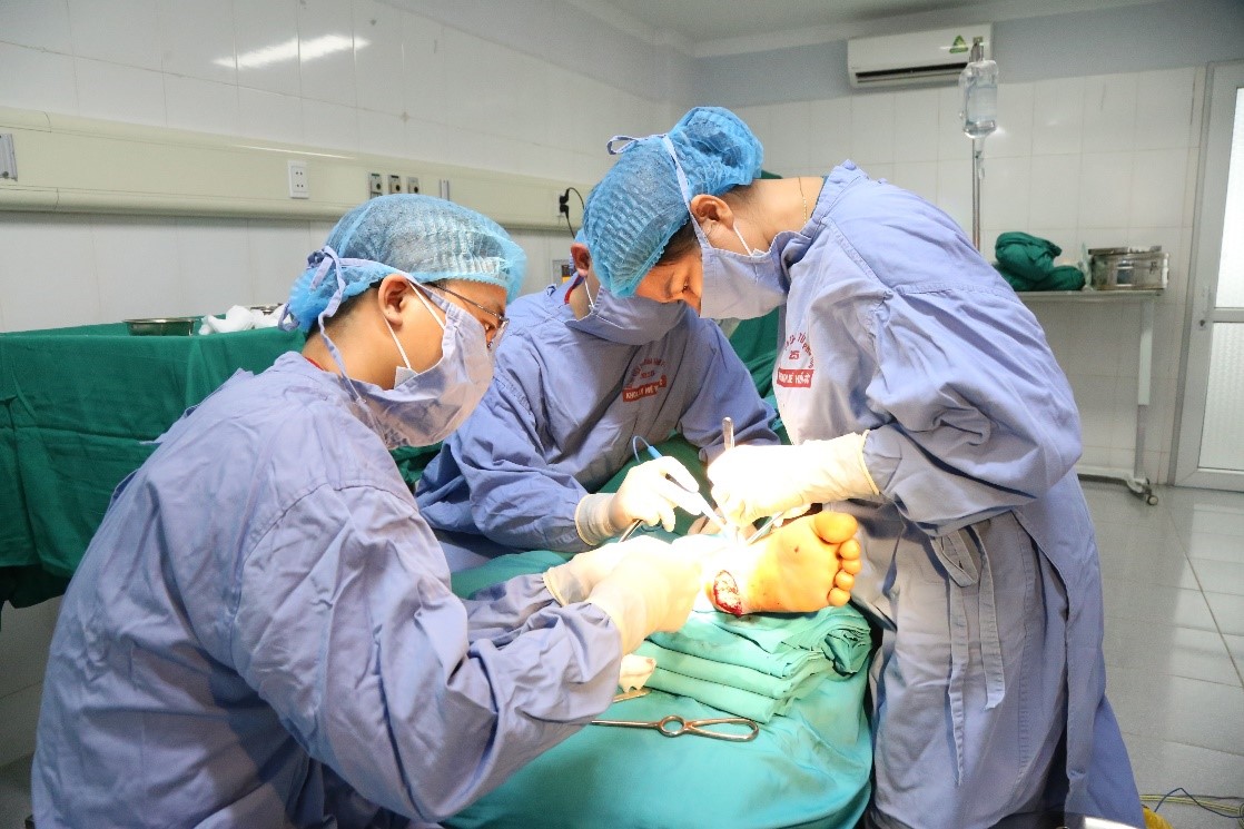 BSCKII Đặng Thị Thanh Bình cùng ekip thực hiện ca phẫu thuật cho người bệnh