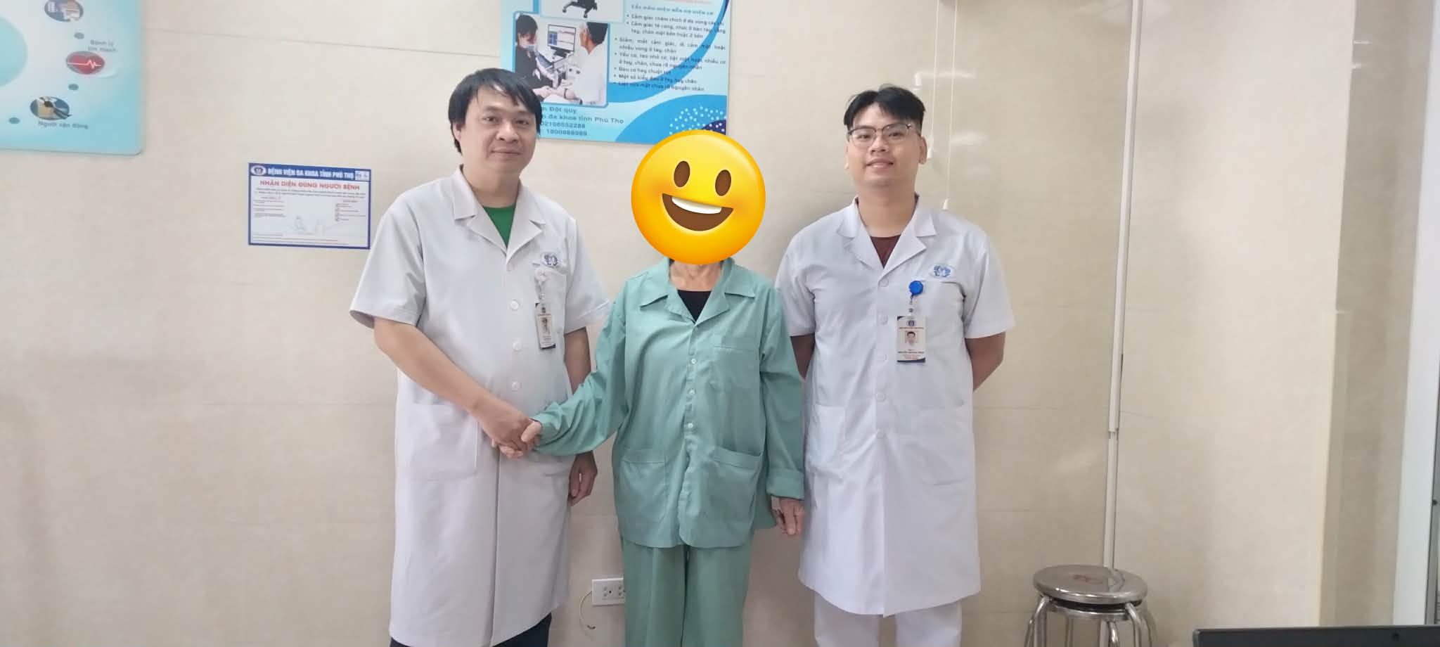 ThS. BS Tạ Văn Hải – Phó khoa Điều trị Thần kinh – Đột quỵ bán cấp và bác sĩ Nguyễn Quang Ngọc cùng người bệnh trước khi ra viện