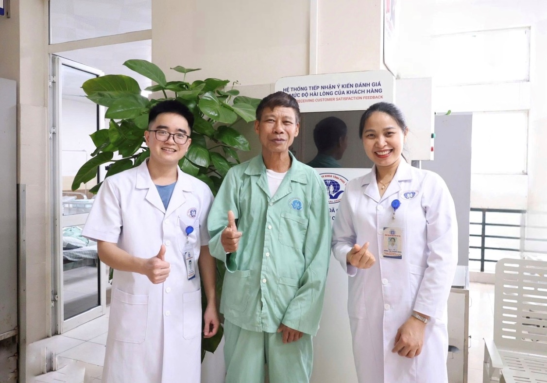 Người bệnh Nguyễn Văn Hóa cùng các bác sĩ tại Trung tâm Chấn thương chỉnh hình