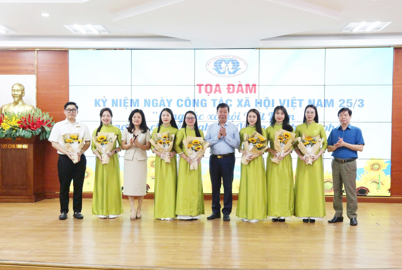 Đồng chí Lê Thị Quỳnh Trang và đại diện CLB Doanh nhân họ Lê tặng hoa chúc mừng các thành viên Tổ Công tác xã hội của Bệnh viện