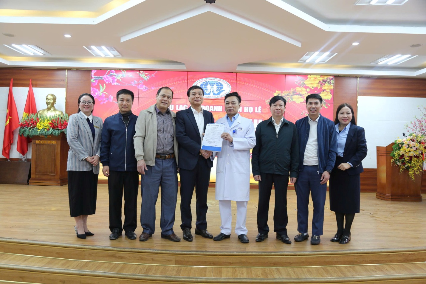 PGS. TS. BS Nguyễn Văn Sơn – Phó Giám đốc Bệnh viện trao tặng Thư cảm ơn tới các tổ chức, cá nhân nhà hảo tâm