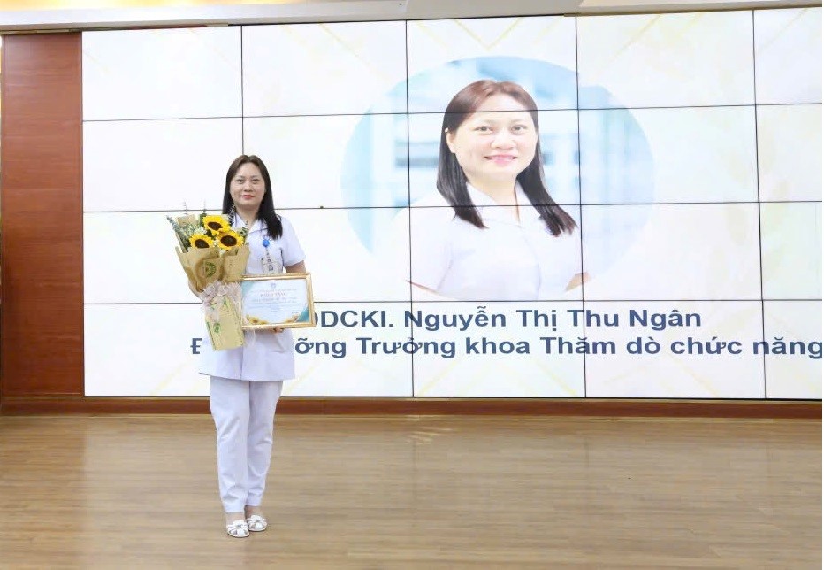 Điều dưỡng trưởng Nguyễn Thị Thu Ngân nhận danh hiệu Điều dưỡng tiêu biểu năm 2024