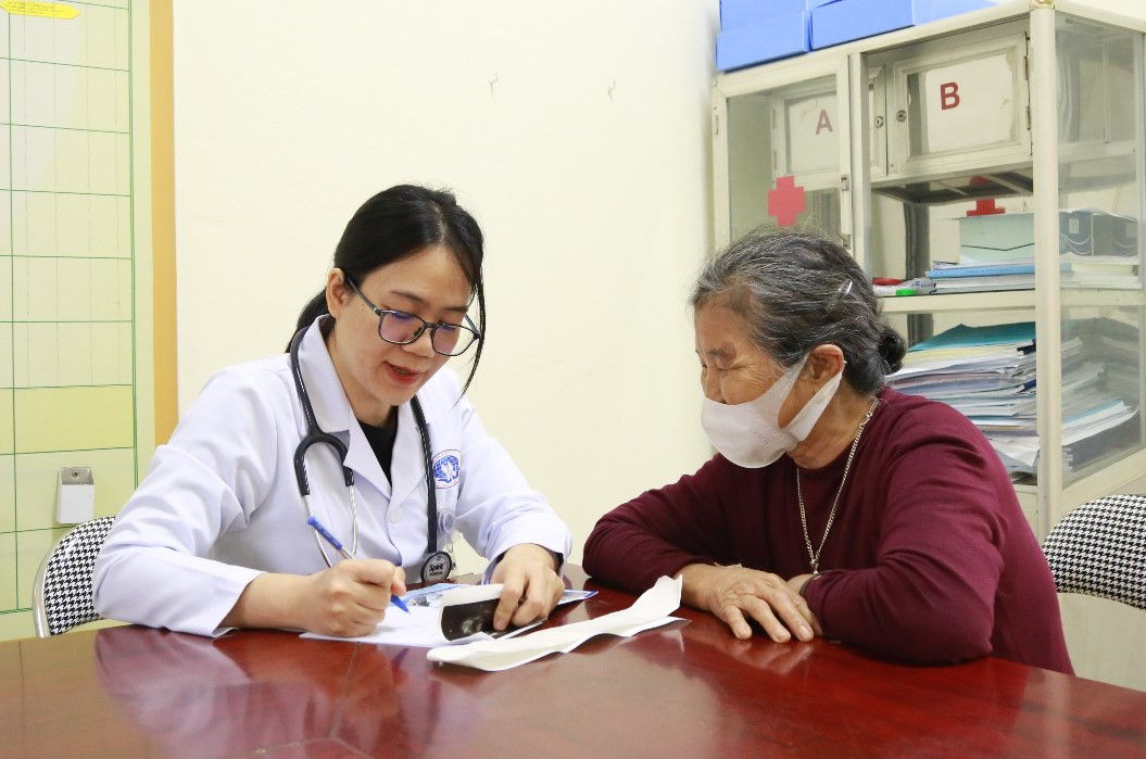 Bác sĩ tư vấn, hướng dẫn người dân cách chăm sóc sức khỏe tại nhà