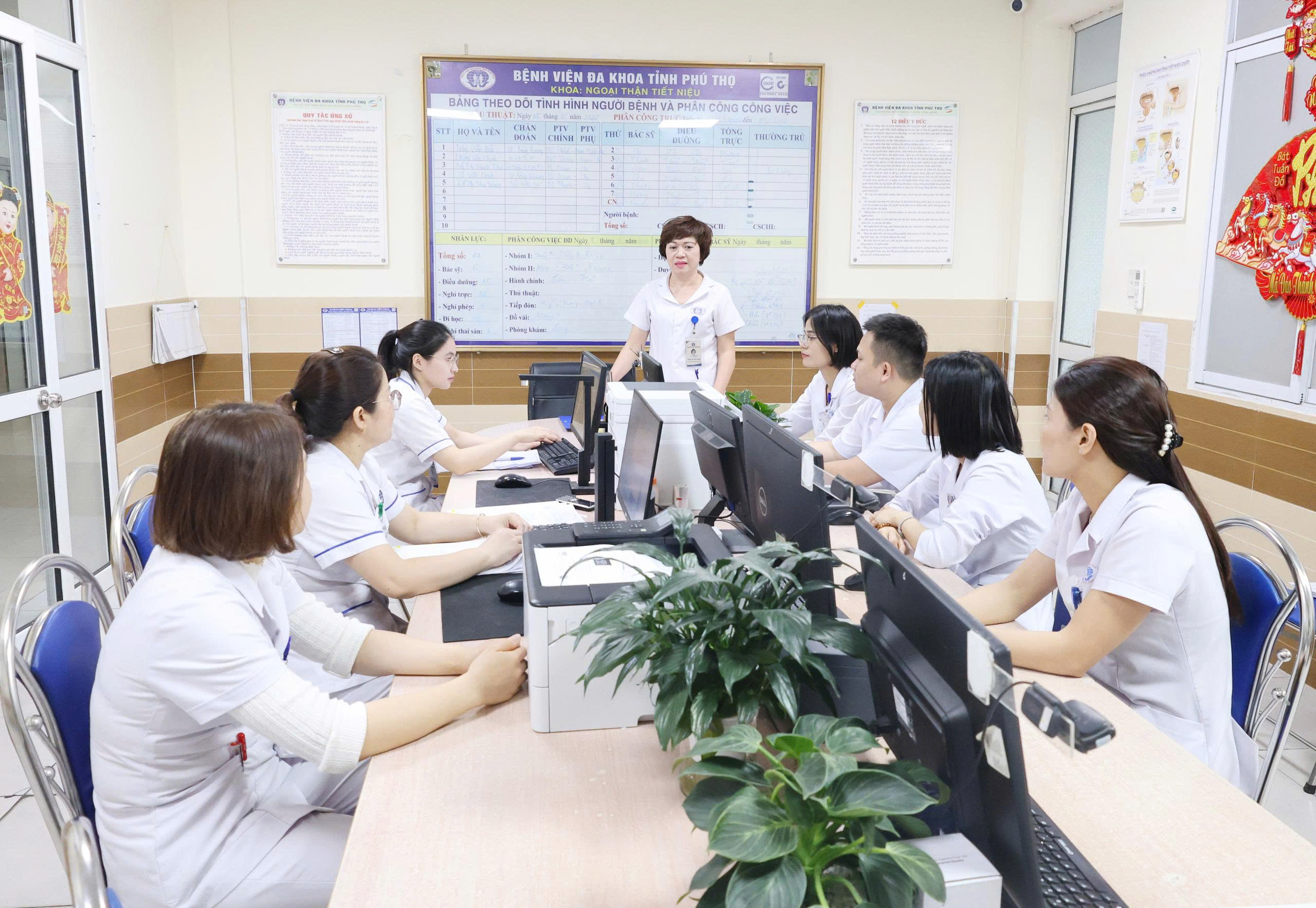 Điều dưỡng Trần Thị Thu Hằng chủ trì cuộc họp của điều dưỡng tại Khoa Ngoại Thận – Tiết niệu