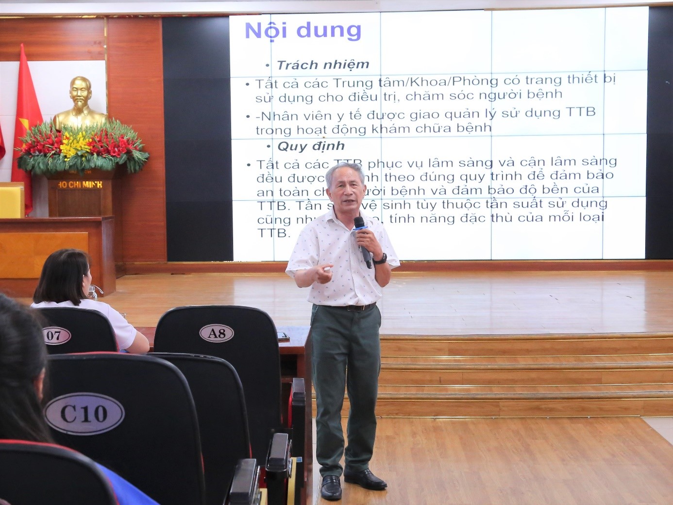 ThS. Trần Hữu Luyện trình bày báo cáo tại chương trình sinh hoạt Mạng lưới kiểm soát nhiễm khuẩn trong bệnh viện