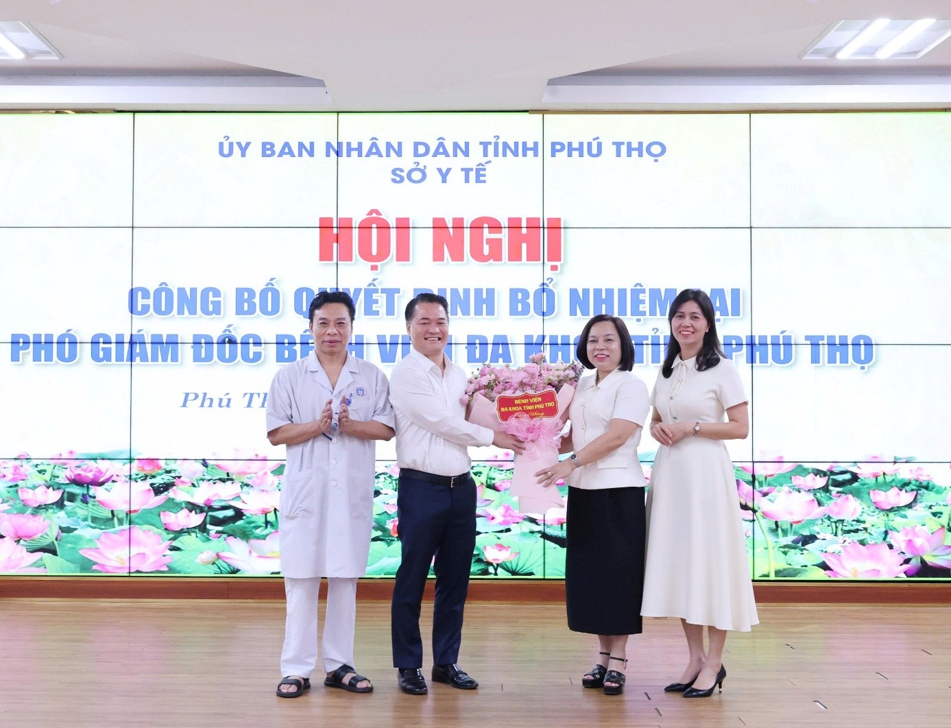 Hội nghị Công bố Quyết định bổ nhiệm lại Phó Giám đốc Bệnh viện Đa khoa tỉnh Phú Thọ 4 4