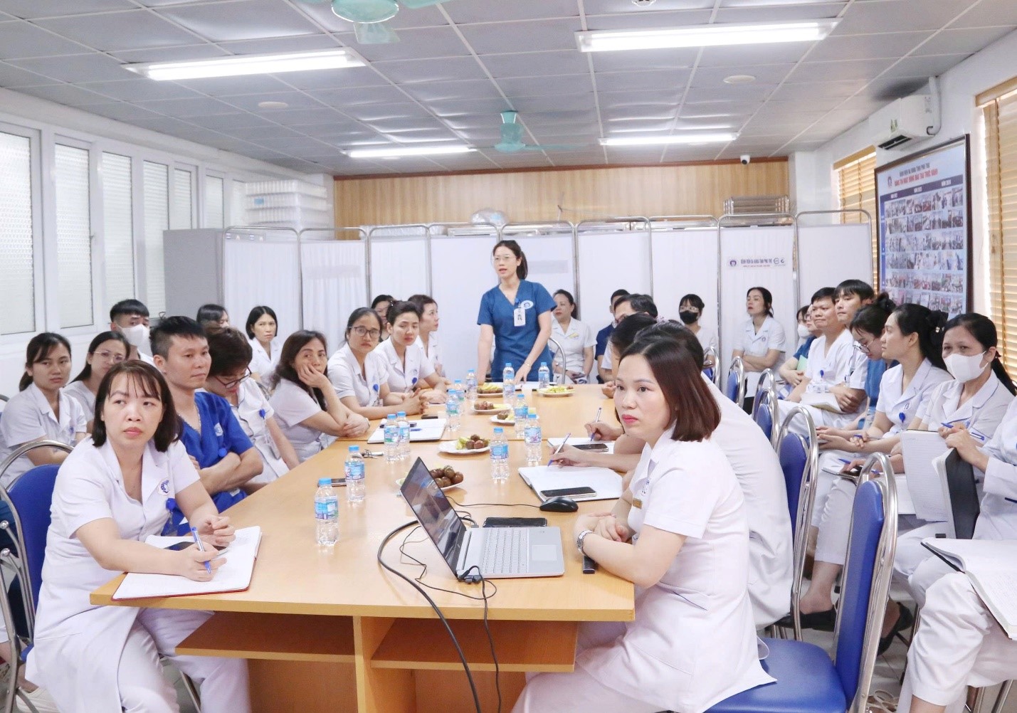 Các điều dưỡng viên thảo luận và chia sẻ kinh nghiệm thực tiễn tại Khoa