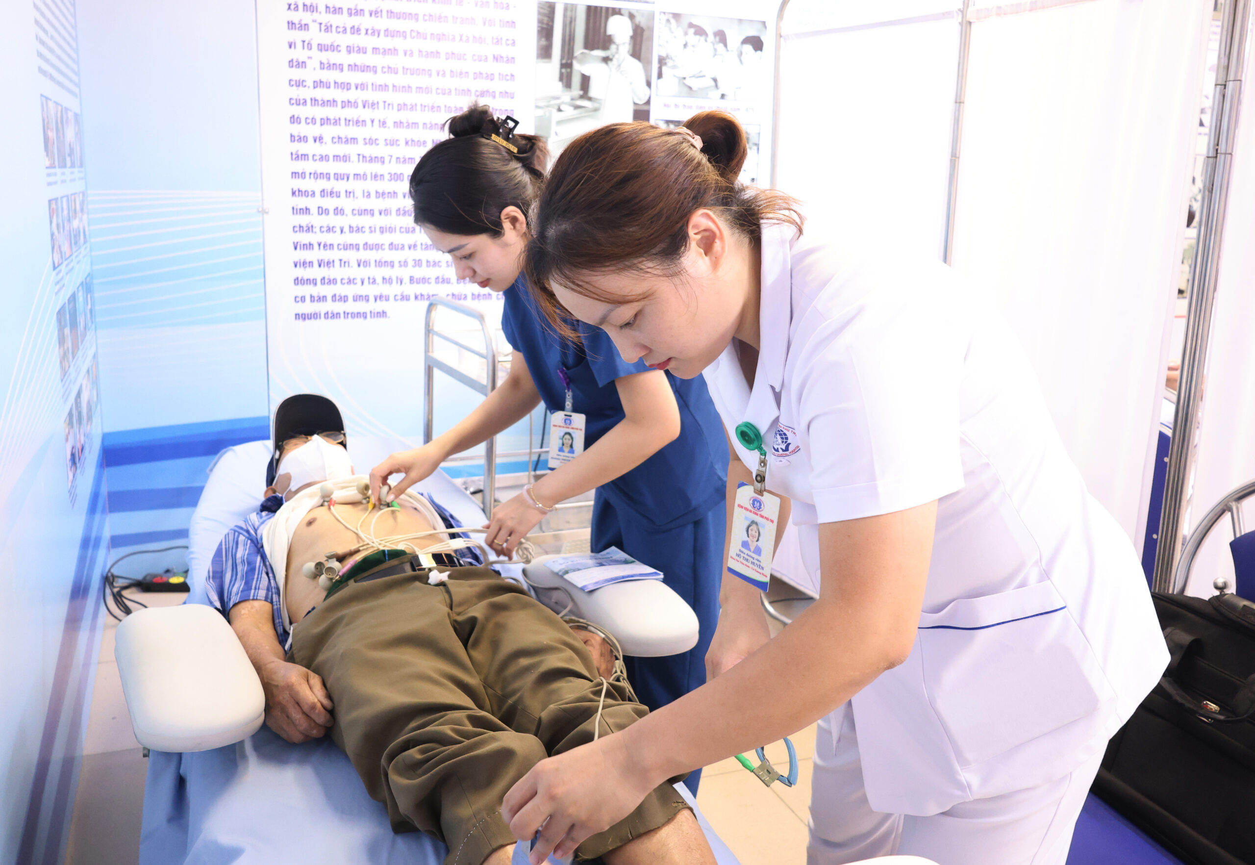 Bác sĩ, điều dưỡng thăm khám và thực hiện các cận lâm sàng cho người dân