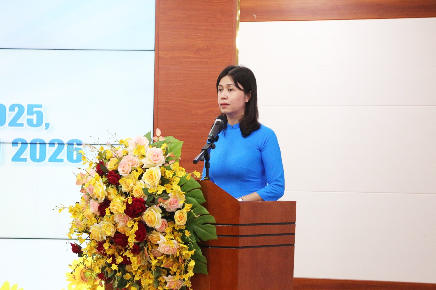 BSCKII Lê Na - Phó Bí thư Đảng ủy, Phó Giám đốc Bệnh viện, Chủ tịch Công đoàn Bệnh viện phát biểu khai mạc hội nghị