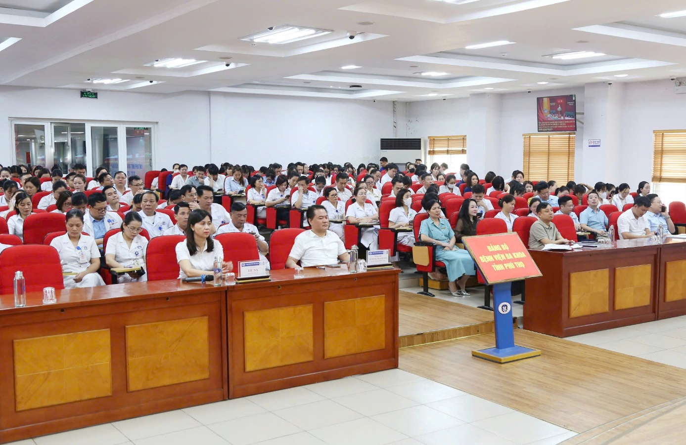 Các đại biểu tham dự trực tuyến Hội nghị trực tuyến tại điểm cầu Bệnh viện Đa khoa tỉnh Phú Thọ