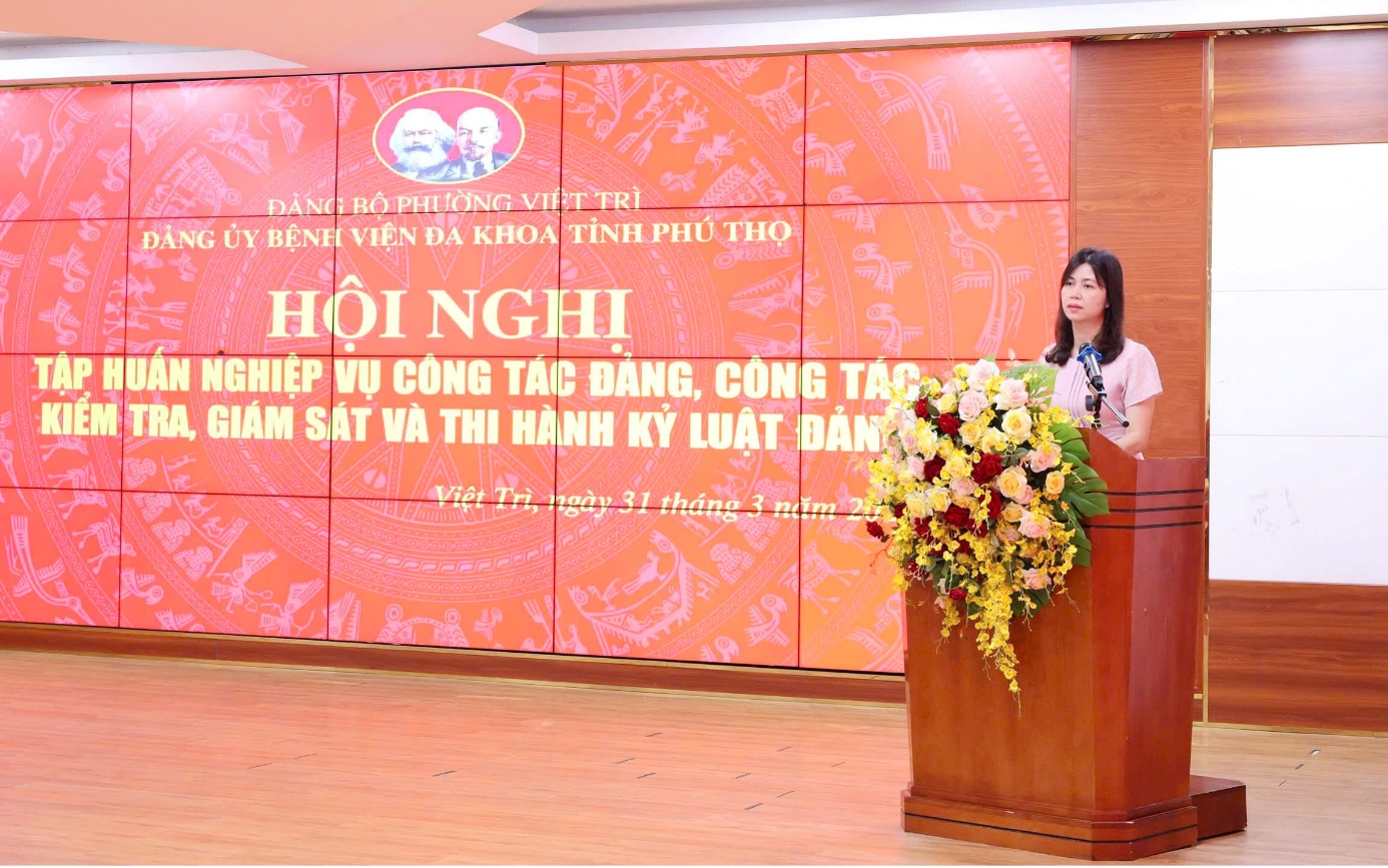 Hội nghị tập huấn nghiệp vụ công tác Đảng, công tác kiểm tra, giám sát và thi hành kỷ luật Đảng năm 2026 1 BSCKII Lê Na - Phó Bí thư Đảng ủy, Phó Giám đốc Bệnh viện phát biểu tại hội nghị