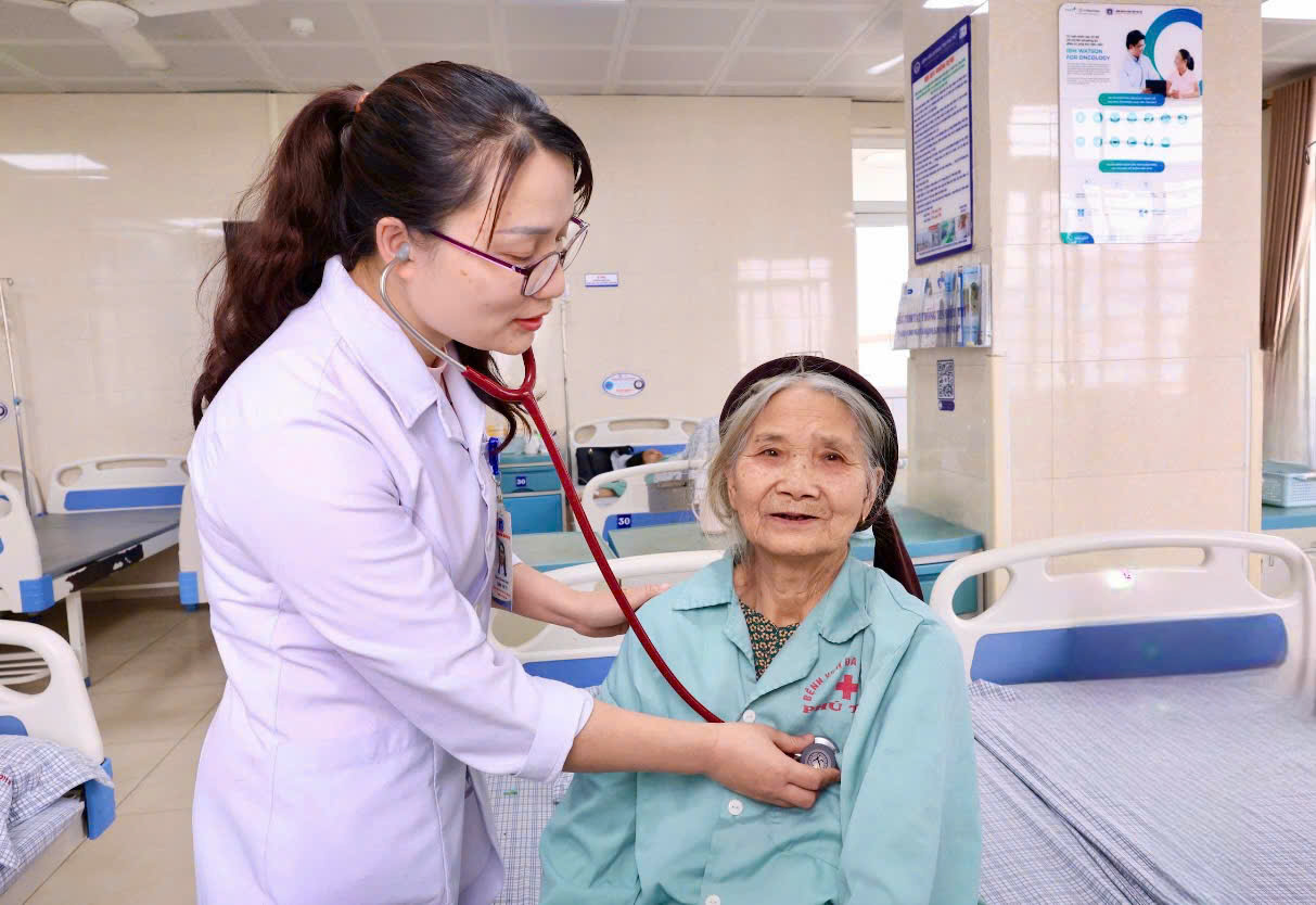 BSCKI Trần Thị Tỵ thăm khám cho người bệnh sau chu kỳ điều trị ung thư đầu tiên