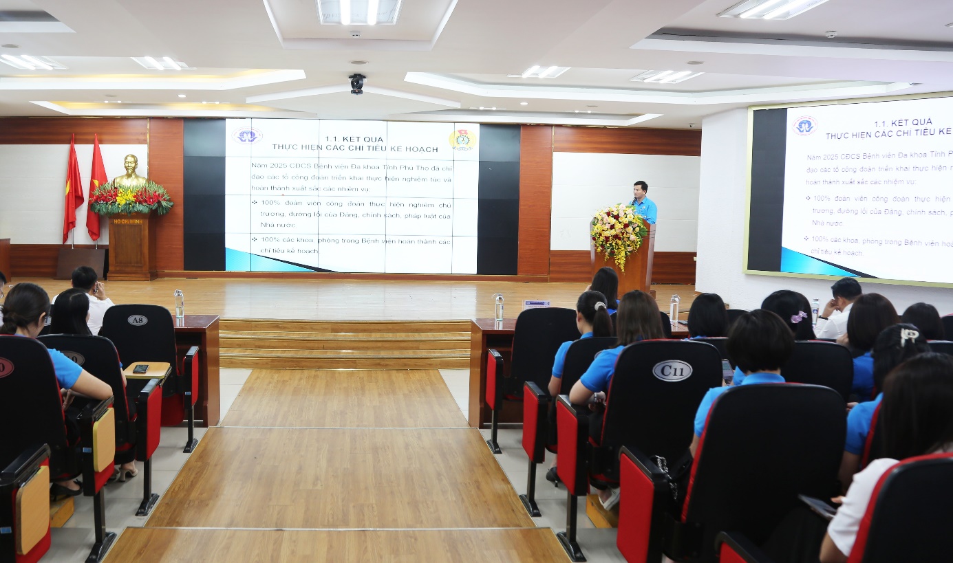 BSCKII Triệu Quốc Thường – Phó Chủ tịch Công đoàn Bệnh viện trình bày báo cáo tổng kết hoạt động Công đoàn năm 2025, phương hướng, nhiệm vụ năm 2026