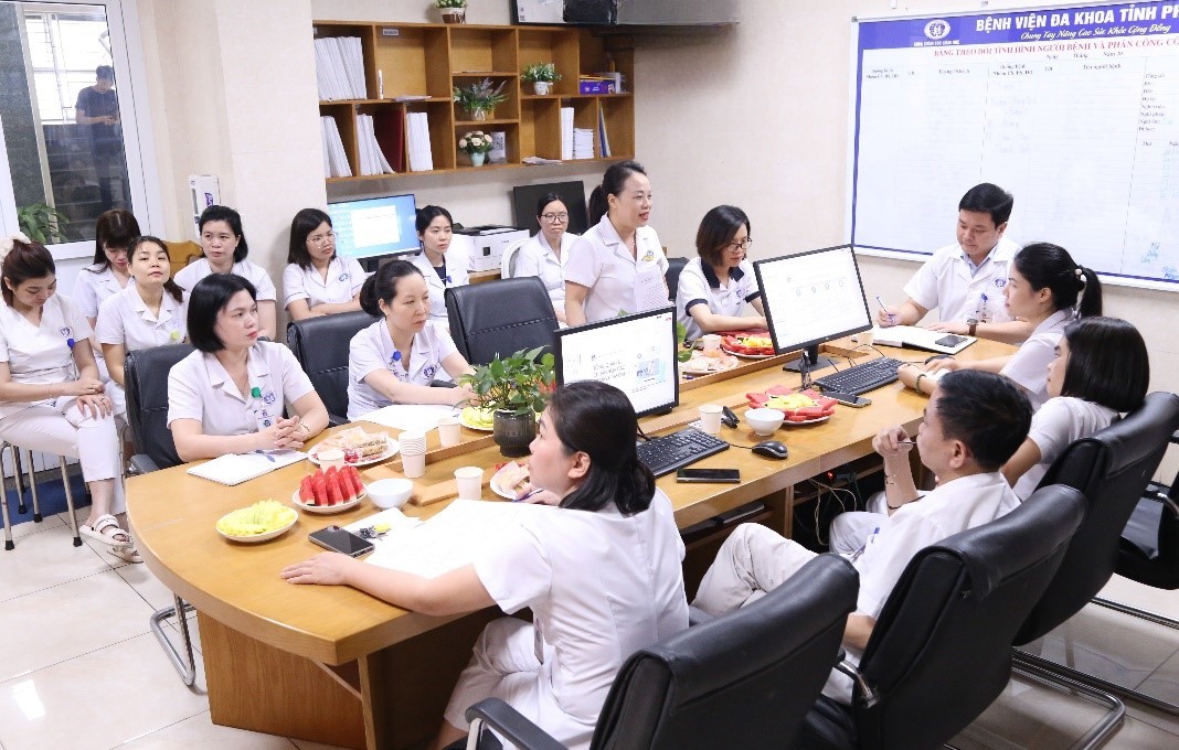 Điều dưỡng trưởng khối Đỗ Thị Yên phát biểu tại buổi sinh hoạt khoa học 