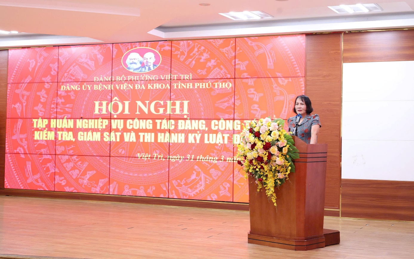 Hội nghị tập huấn nghiệp vụ công tác Đảng, công tác kiểm tra, giám sát và thi hành kỷ luật Đảng năm 2026 2 Đồng chí Nguyễn Thị Huệ - Văn phòng Đảng ủy Bệnh viện triển khai các nội dung tập huấn