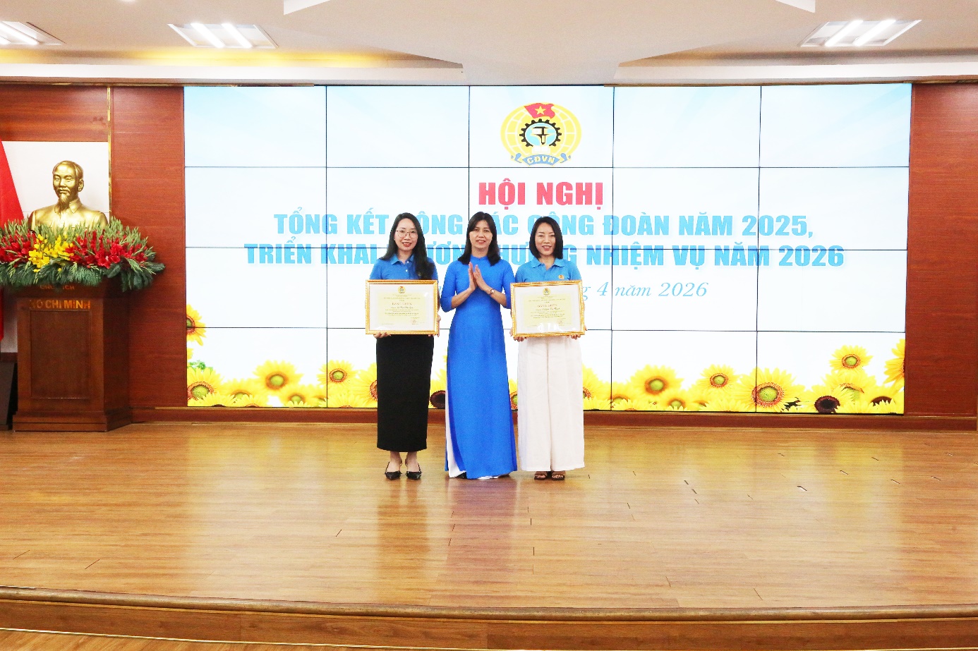 BSCKII Lê Na trao Bằng khen của LĐLĐ tỉnh năm 2025 cho các cá nhân xuất sắc