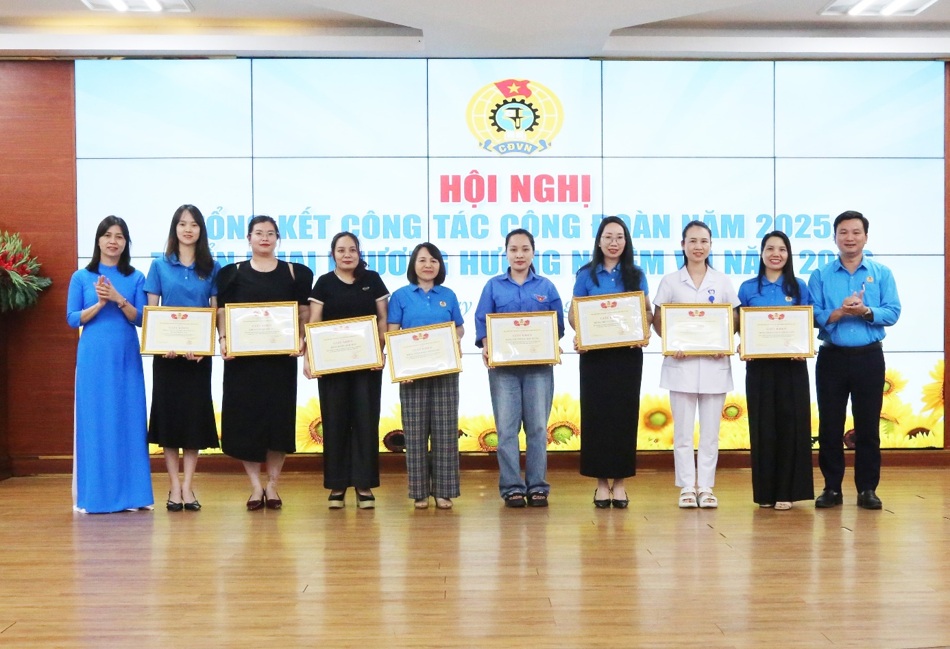 BSCKII Lê Na trao giấy khen cho 08 tập thể có thành tích tiêu biểu trong Phong trào thi đua “Lao động giỏi và xây dựng tổ chức Công đoàn vững mạnh năm 2025”