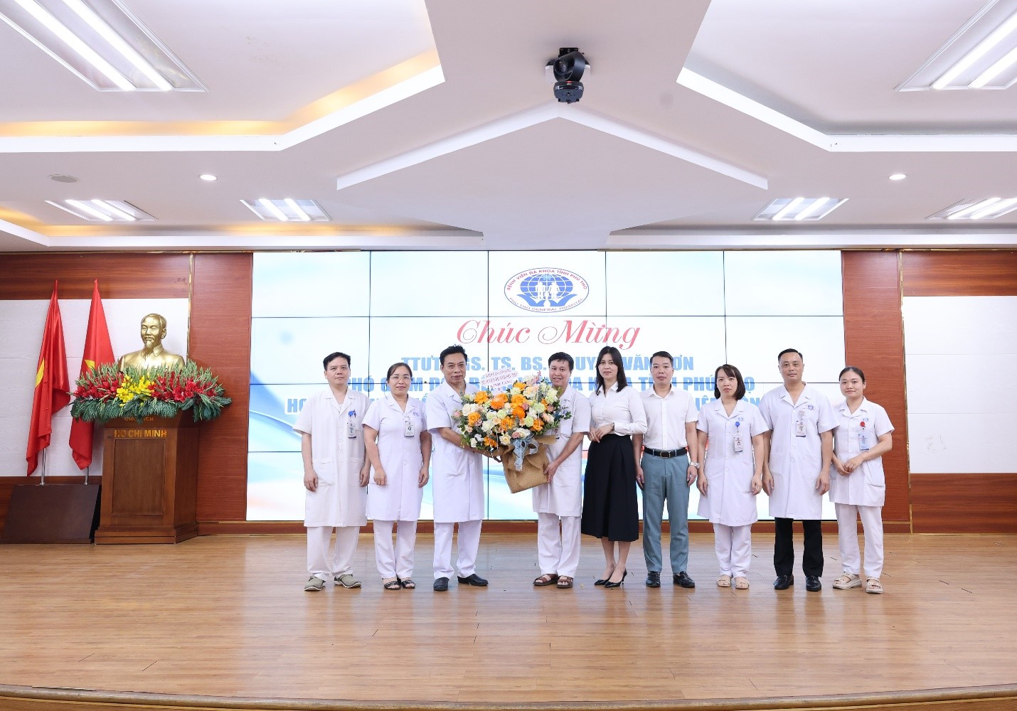 Lãnh đạo các khoa, phòng, trung tâm của Bệnh viện tặng hoa chúc mừng TTƯT. PGS. TS. BS Nguyễn Văn Sơn hoàn thành xuất sắc nhiệm vụ trong sự nghiệp công tác