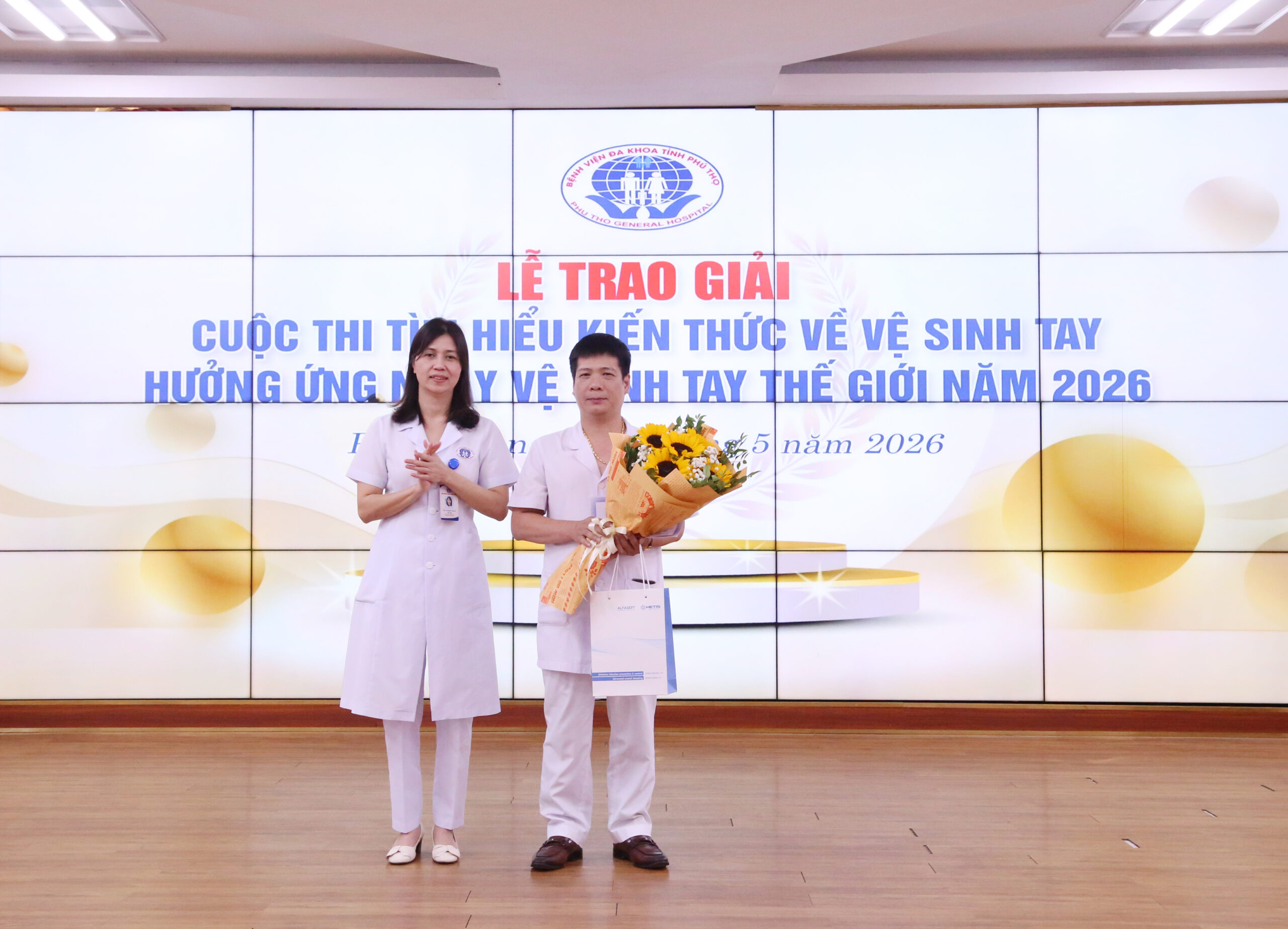 BSCKII Lê Na trao giải Nhất cho điều dưỡng Nguyễn Thái Định – Khoa Nội hô hấp – Tiêu hóa