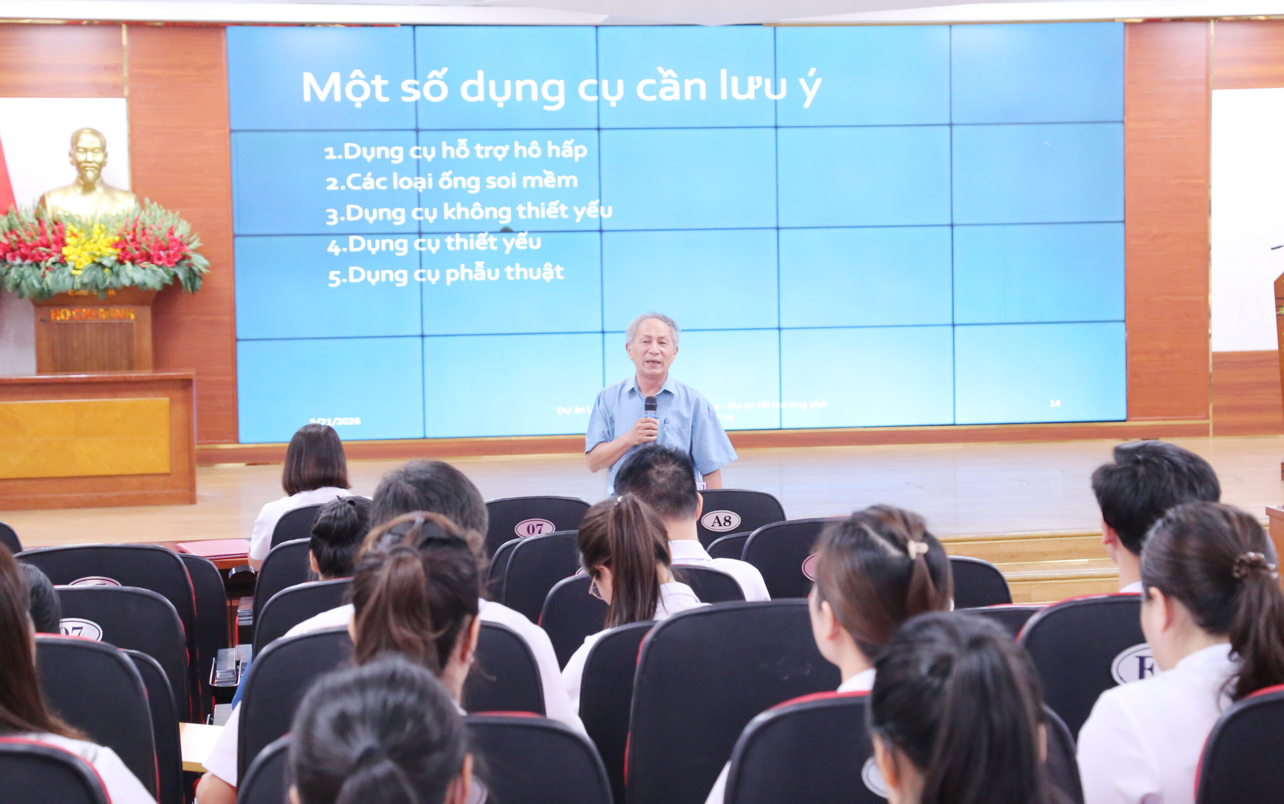ThS. Trần Hữu Luyện trình bày báo cáo tại chương trình