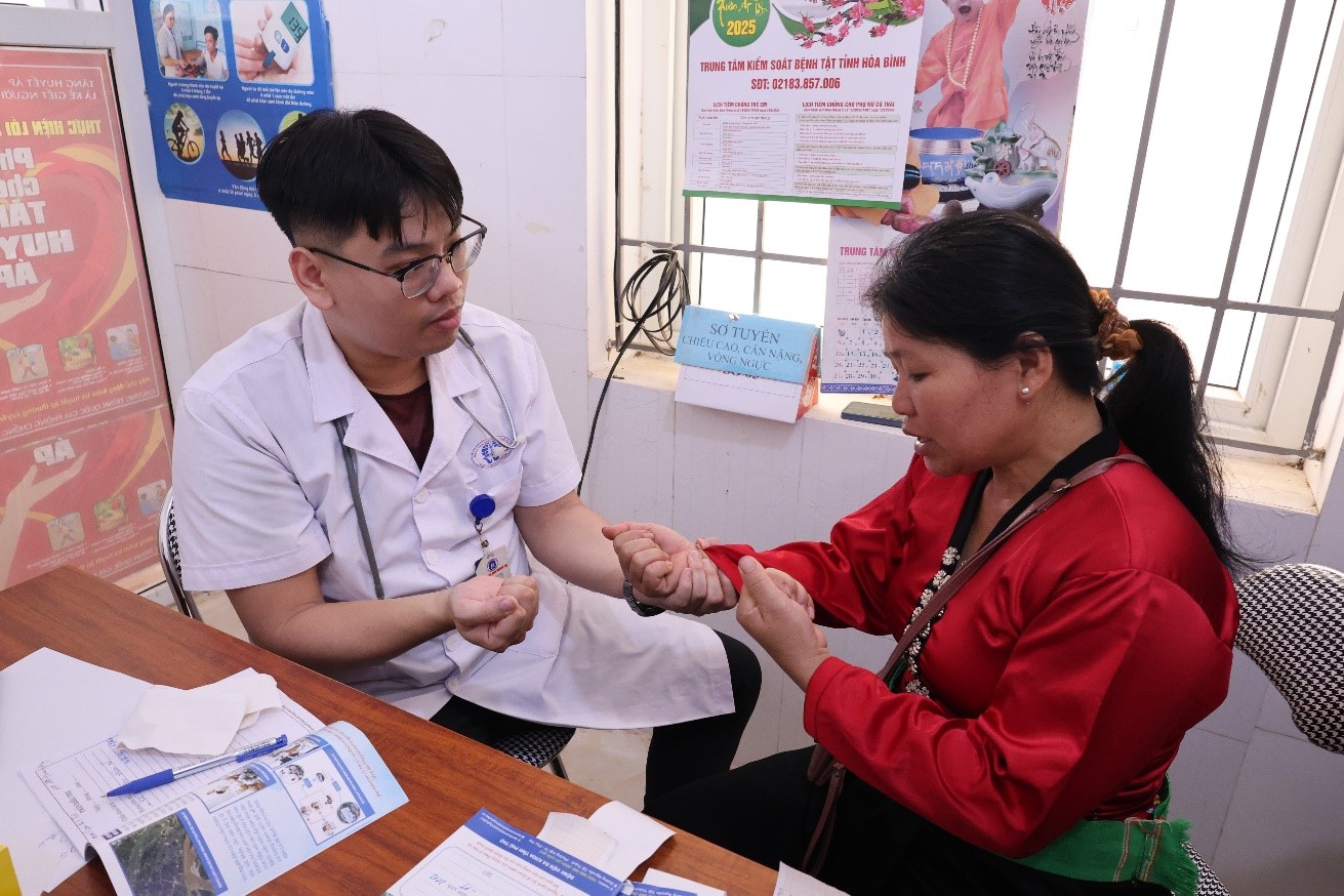 Chương trình khám bệnh, tư vấn sức khỏe và cấp phát thuốc miễn phí cho người dân tại xã Tân Pheo tỉnh Phú Thọ
