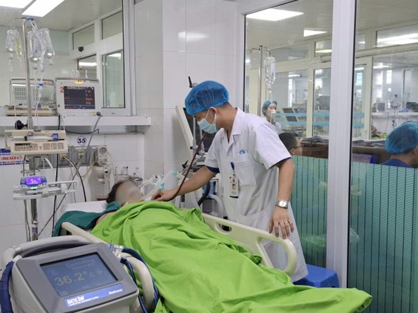 Liên tục tiếp nhận 2 trường hợp sốc nhiệt do nắng nóng: Bác sĩ cảnh báo nguy cơ khi lao động ngoài trời dưới thời tiết nắng nóng cực đoan