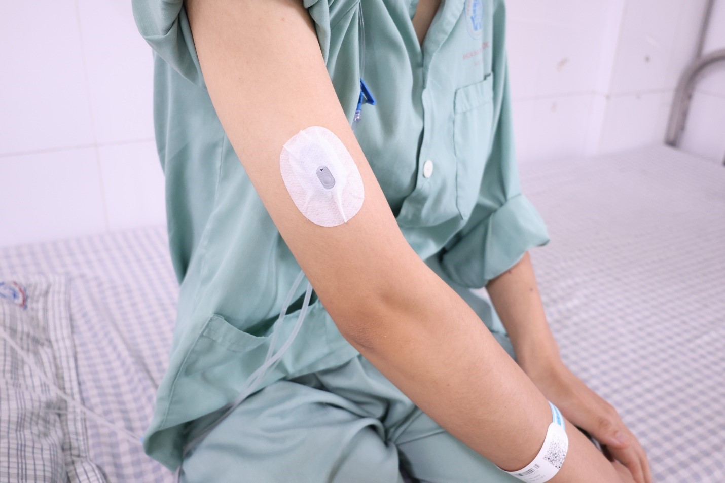 Người bệnh được theo dõi đường huyết bằng thiết bị đo đường huyết liên tục CGM