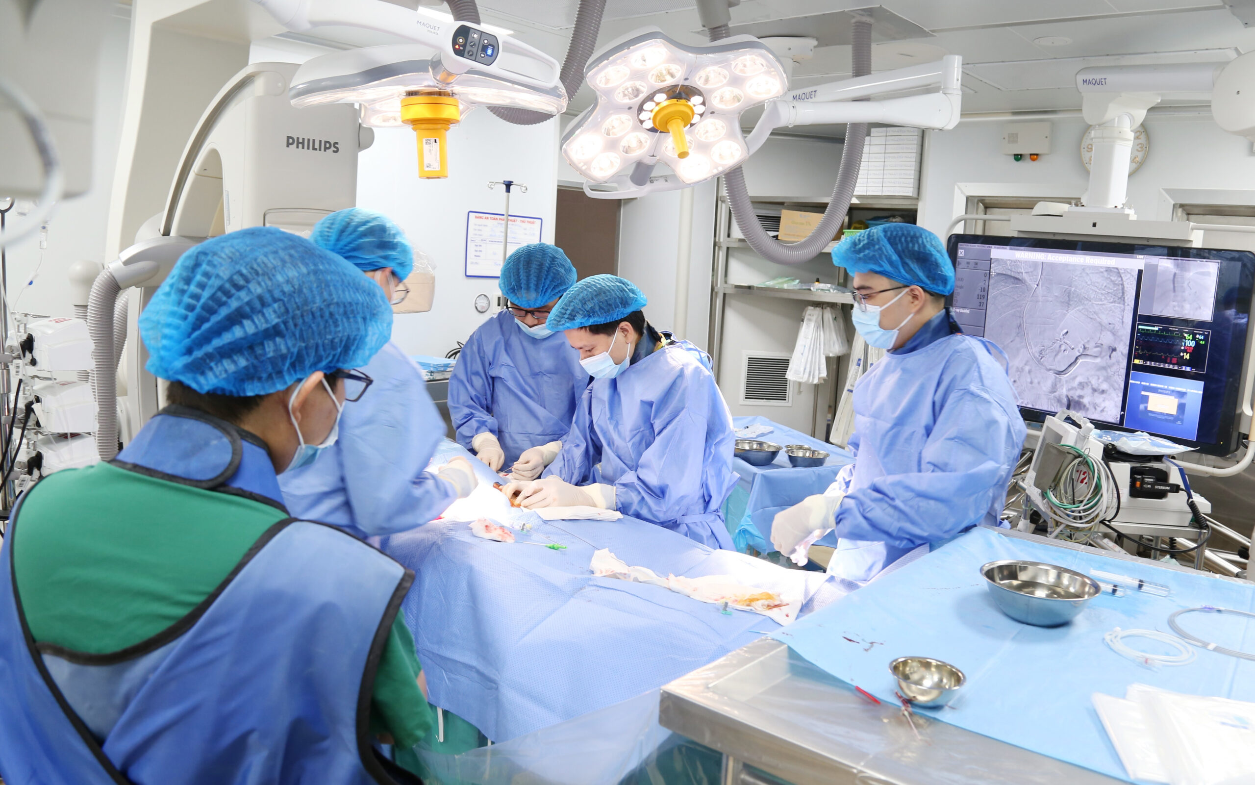 Ngừng tuần hoàn 2 lần liên tiếp, cụ ông 64 tuổi được cứu sống ngoạn mục nhờ báo động đỏ toàn viện