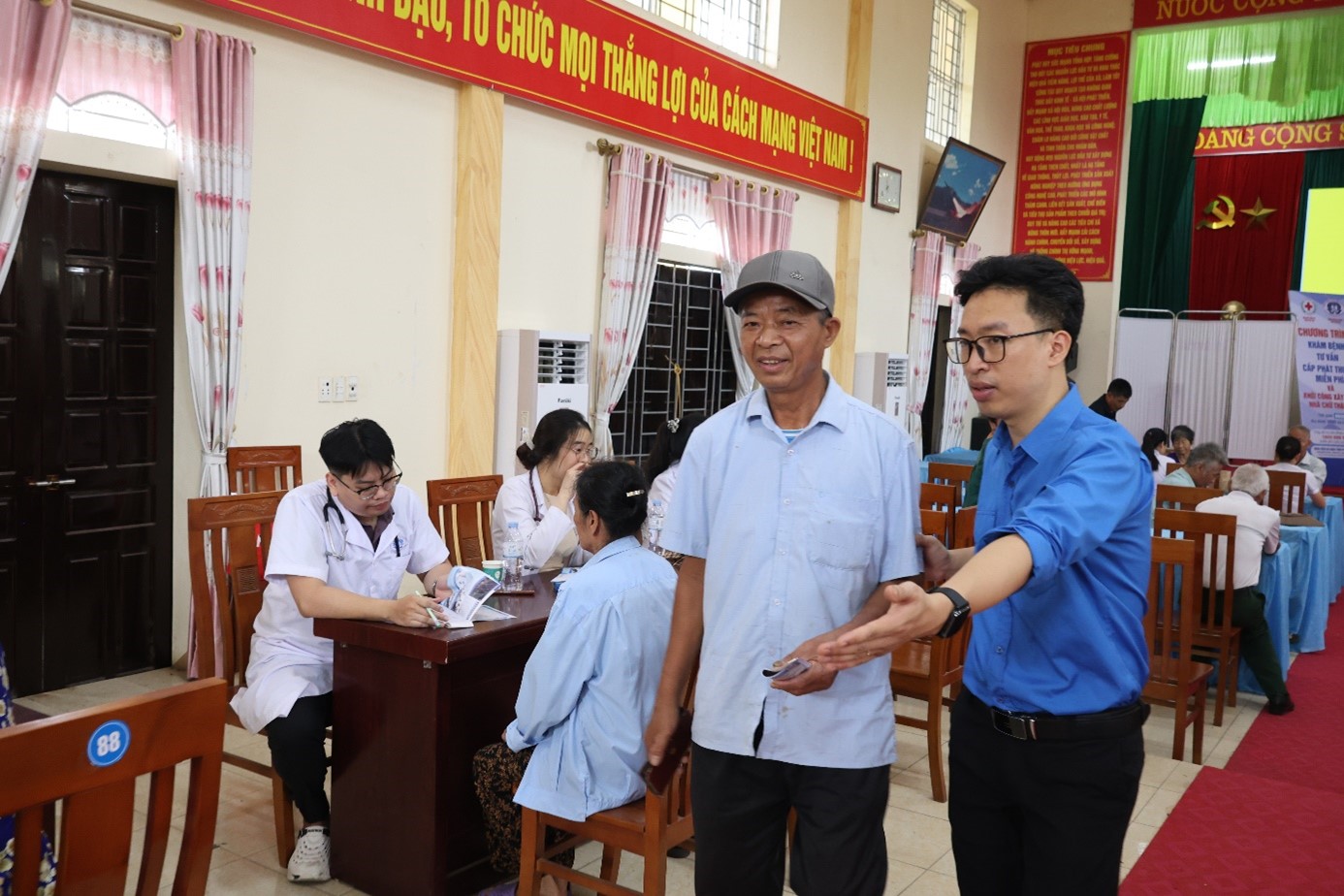 kham benh mien phi 10