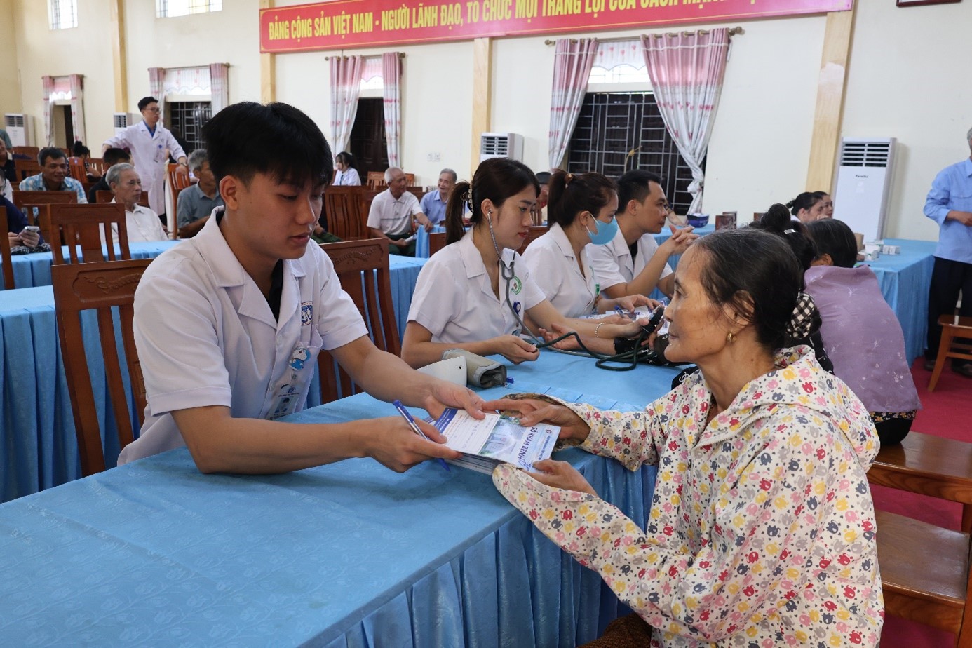 kham benh mien phi 12