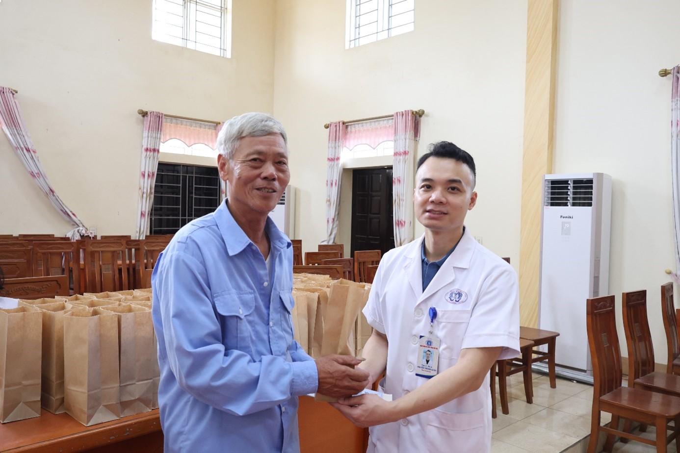 kham benh mien phi 8
