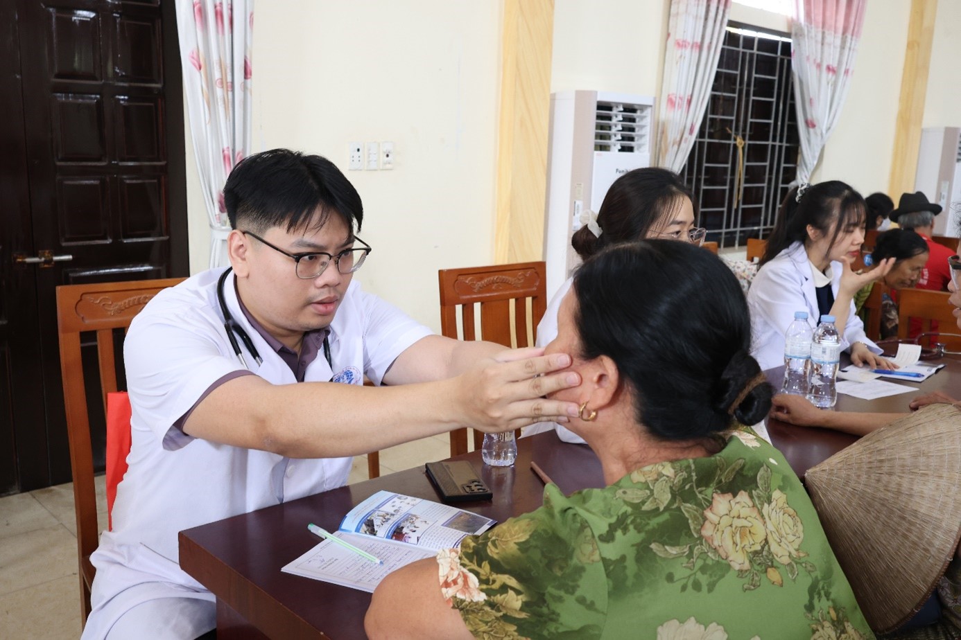 kham benh mien phi 9