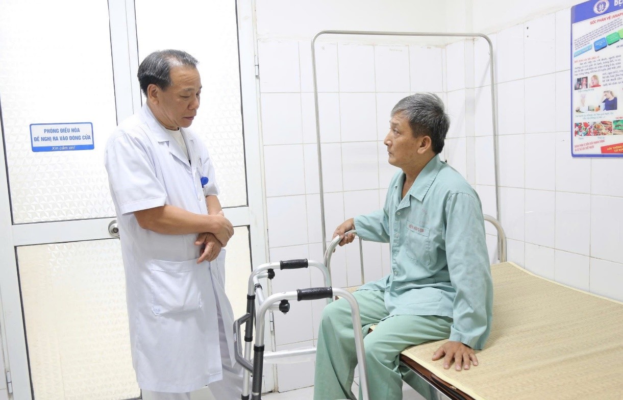 Vượt hơn 1.000km gửi gắm niềm tin, người bệnh thoát khỏi những cơn đau khớp háng kéo dài