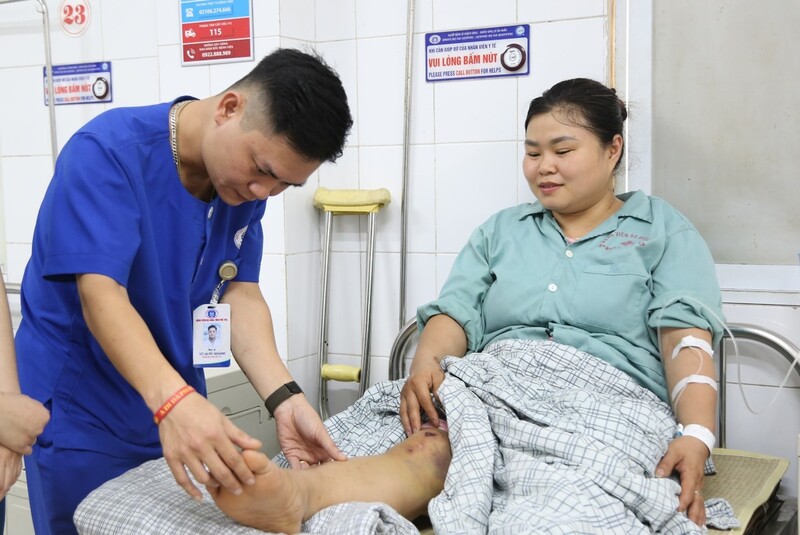 Kịp thời cứu người giữa đường, tận tâm chăm sóc tại Bệnh viện: Lan tỏa hình ảnh đẹp của những người "chiến sĩ"