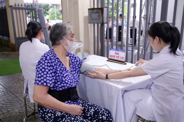 Bệnh viện Đa khoa tỉnh Phú Thọ ra quân khám sức khỏe định kỳ, khám sàng lọc miễn phí cho người dân 28 trien khai kham suc khoe dinh ky 12