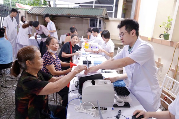 Bệnh viện Đa khoa tỉnh Phú Thọ ra quân khám sức khỏe định kỳ, khám sàng lọc miễn phí cho người dân 23 trien khai kham suc khoe dinh ky 7