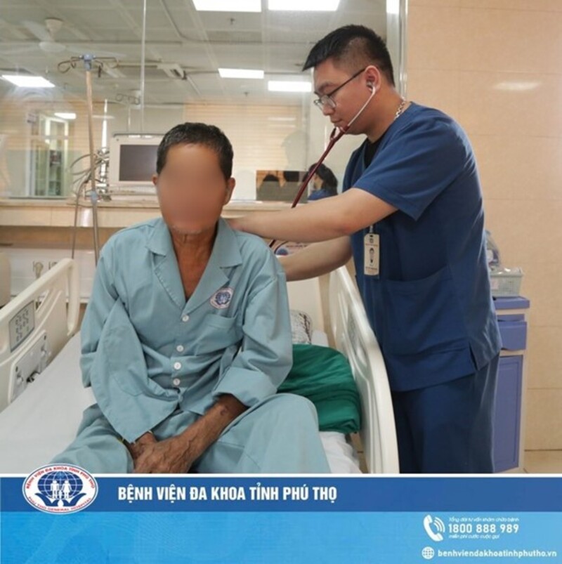 người bệnh yếu tay chân do đột quỵ