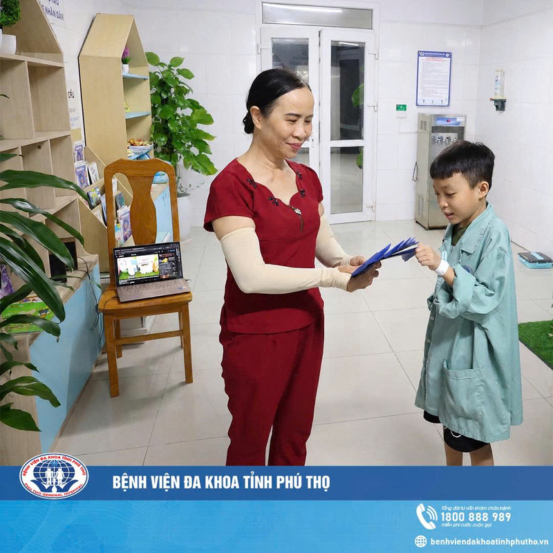 Góc yêu thương tại Bệnh viện Đa khoa tỉnh Phú Thọ: Đồng hành cùng bệnh nhi trên hành trình điều trị 12 doc sach cho benh nhi 5