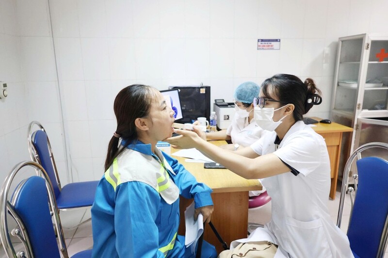 Hơn 300 cán bộ, nhân viên Công ty Cổ phần Môi trường và Dịch vụ đô thị Việt Trì được khám sức khỏe định kỳ tại Bệnh viện Đa khoa tỉnh Phú Thọ 23 kham suc khoe dinh ky cong ty moi truong do thi 10