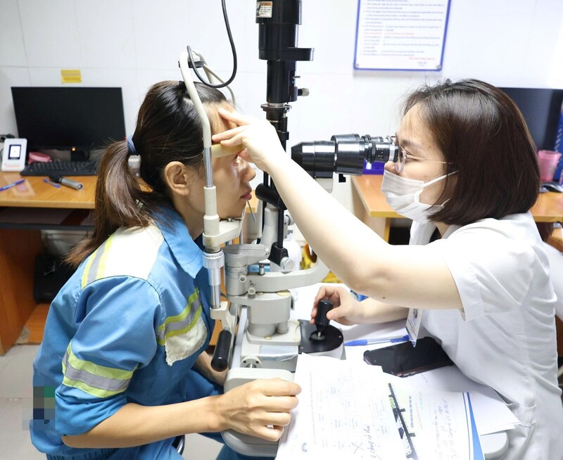 Hơn 300 cán bộ, nhân viên Công ty Cổ phần Môi trường và Dịch vụ đô thị Việt Trì được khám sức khỏe định kỳ tại Bệnh viện Đa khoa tỉnh Phú Thọ 24 kham suc khoe dinh ky cong ty moi truong do thi 11