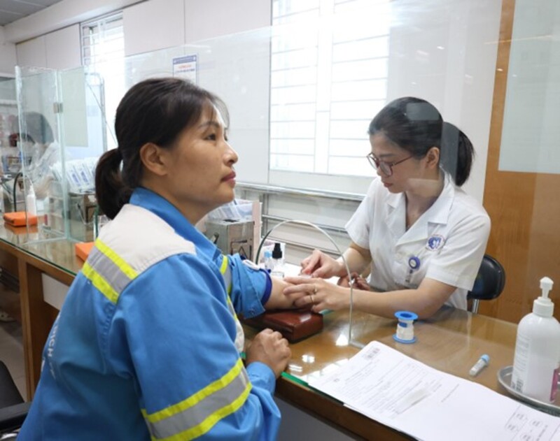 Hơn 300 cán bộ, nhân viên Công ty Cổ phần Môi trường và Dịch vụ đô thị Việt Trì được khám sức khỏe định kỳ tại Bệnh viện Đa khoa tỉnh Phú Thọ 26 kham suc khoe dinh ky cong ty moi truong do thi 13