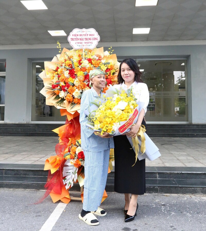 Chúc mừng người bệnh ghép tế bào gốc đầu tiên tại Bệnh viện Đa khoa tỉnh Phú Thọ được ra viện 20 nguoi benh ghep te bao goc ra vien 10