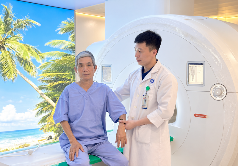 Bac si chuan bi benh nhan chup MRI