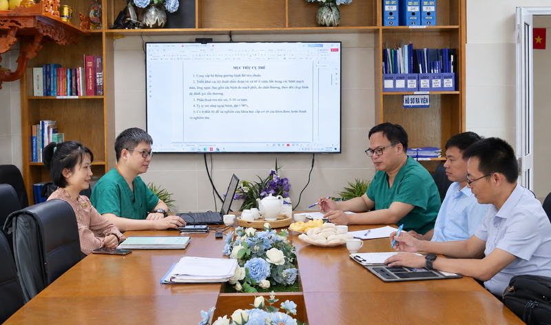 Cuoc hop y khoa ben ban hoa xanh trang