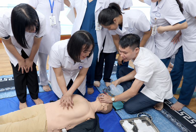 Huan luyen CPR trong lop y khoa